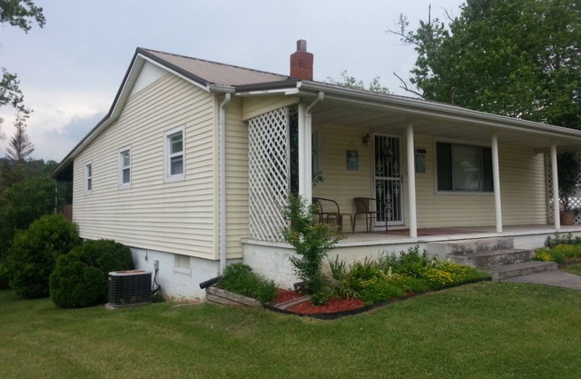 Boone Lake Bungalow. Cozy, Comfortable and Convenient.