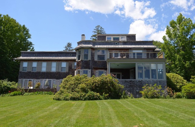 Booth Cottage: Walk down a private path to fabled Singing Beach.