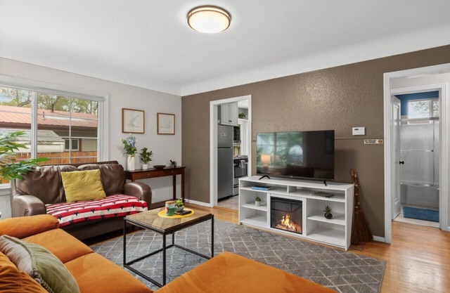 Bo’s Cheerful Home with private HOT TUB