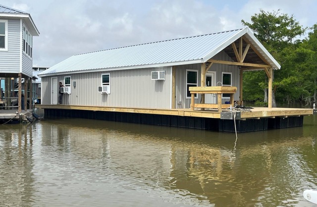 BOSCOYO "Cypress Knees" - New 3 bedroom 2 bath Houseboat - Cypress Cove Marina