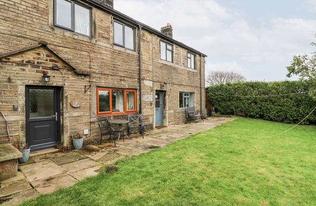 BOSHAW COTTAGE, pet friendly, with open fire in Hade Edge, Yorkshire