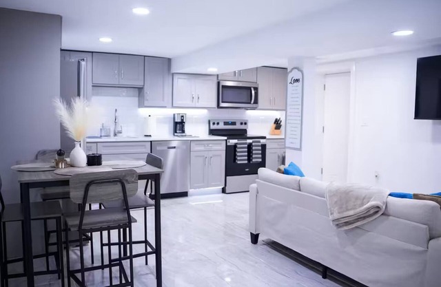 Boston 3BDR/2BA/10-min to Airport/Free Parking