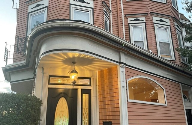 Boston Spacious Apartment with private outdoor patio