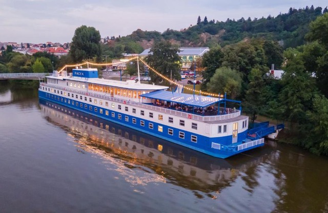 Botel Racek