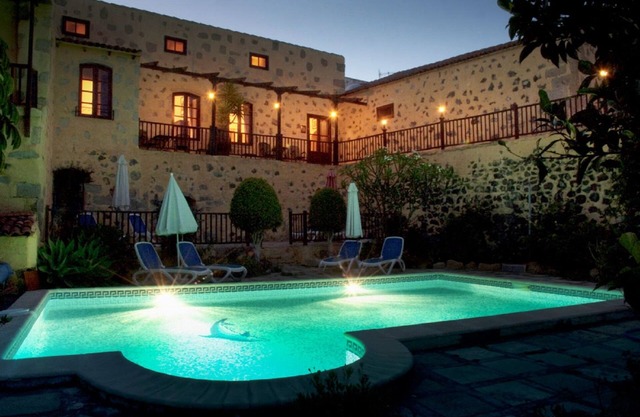 Bougainvillea Cottage - Tenerife Self Catering - La Bodega (king bed) with pool