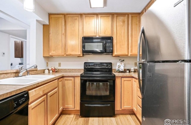 Boulder Serene Neighborhood Condo with lush trees
