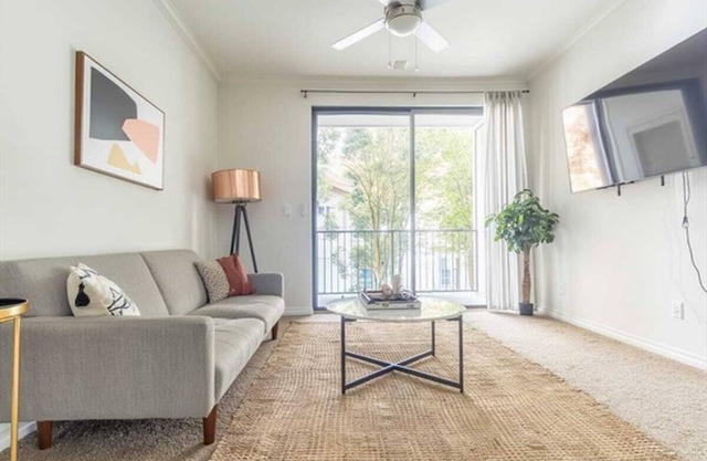 Boulevard Stays 1BR King Suite Pool, Gym & Parking 03