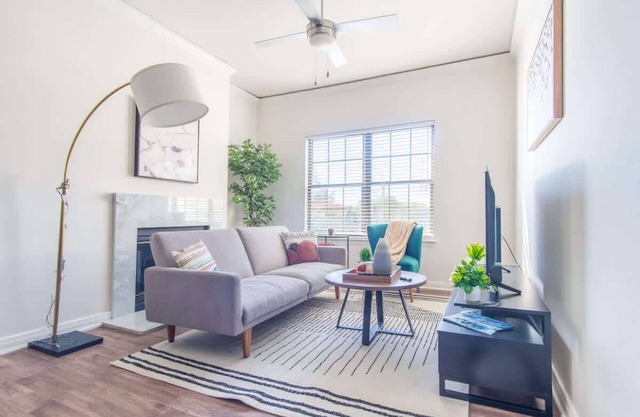 Boulevard Stays 1BR King Suite Pool, Gym & Parking 01