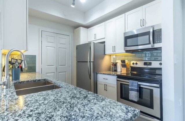 Boulevard Stays Comfy King 1BR Pool, Gym & Free Parking 05
