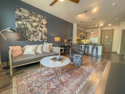 Boulevard Stays Dashing 1BR Suite Pool Parking Gym C