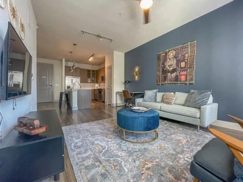 Boulevard Stays Dashing 1BR Suite Pool Parking Gym G