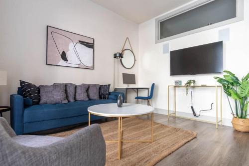 Boulevard Stays Luxurious 1BR Suite Pool Parking Gym Access