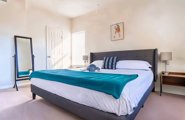 Boulevard Stays Spacious 1BR King Suite Pool, Gym Access & Free Parking