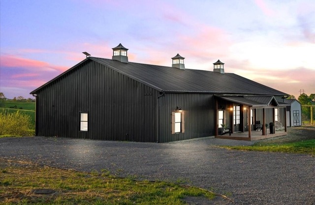 Bourbon Barndominium Bonanza! Golf Simulator+Theater+Hot Tub+Sports Bar+Arcade