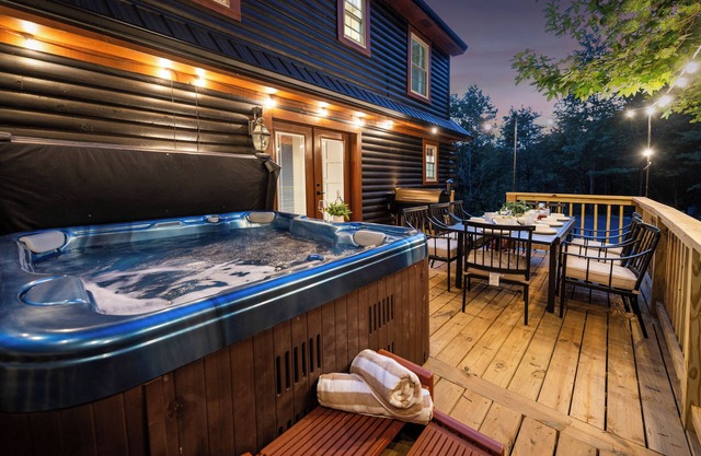 Bourbon Country Cabin - Game Room, Fire Pit, and Hot Tub