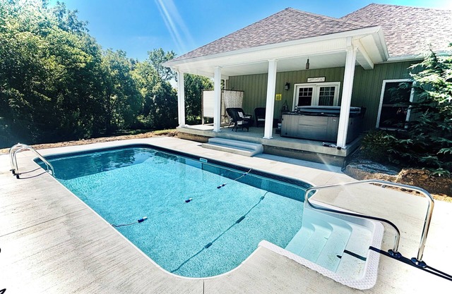 Bourbon Trail POOL Zone! HotTub! Pool Table! Ping Pong! Golden Tee! Big Yard!