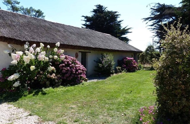 Bourrine Vendéenne and large garden near the sea