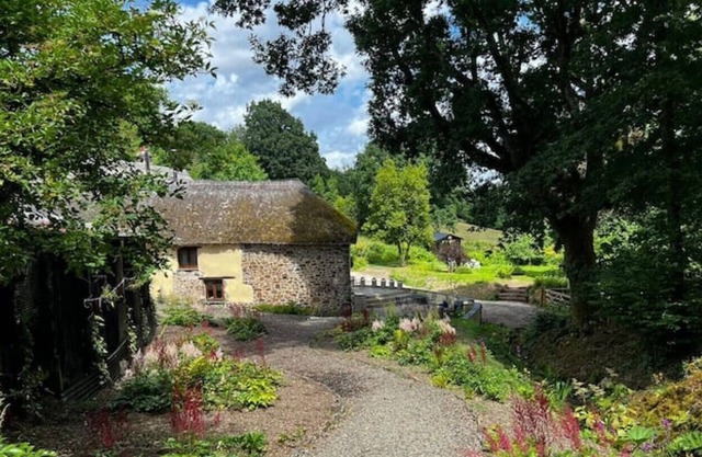 Boutique 16th century barn conversion - sleeps 4, deepest Devon