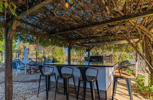 Boutique 1950's spacious house near nature trails, cafe's - 5 min to downtown