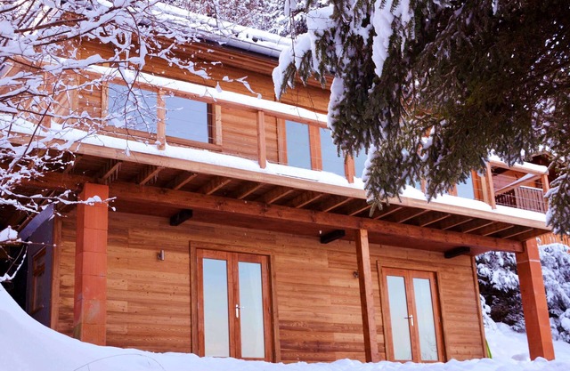 Boutique Alpine Chalet with Panoramic Views next to Ski Lift