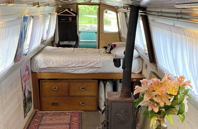 Boutique boat stay offering romantic accommodation in Central London.