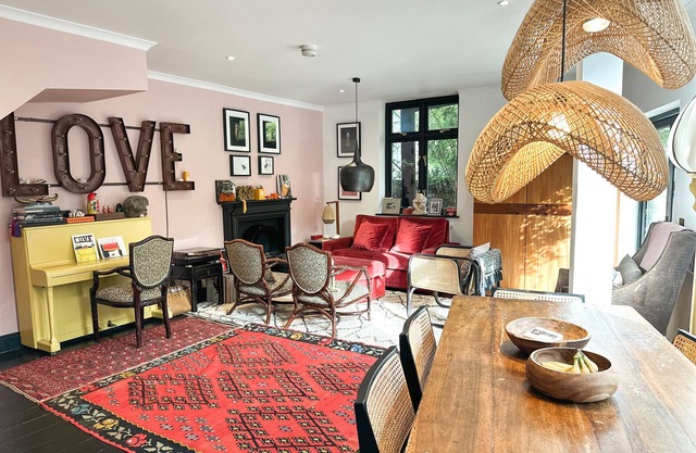 Boutique, exotic house in central London near riverside with parking