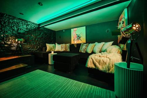 Boutique Retreat With Movie Room And Parking