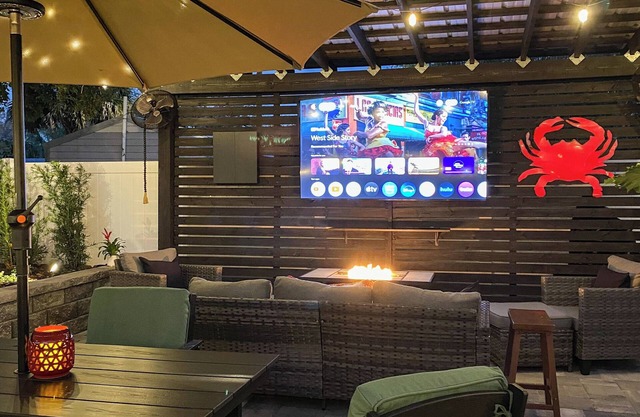 Boutique Tampa Escape - Luxe Backyard Oasis - 7 Guests - 5 Beds - 2 Bath