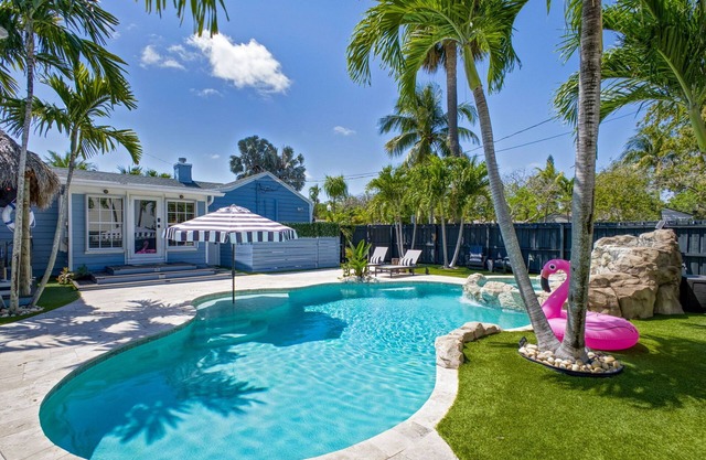 BoutiquenBungalow/KING Beds/Pool/Tiki/BBQ/Resort