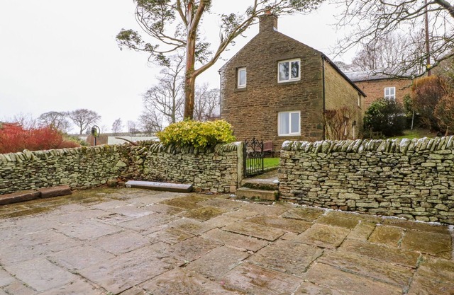 BOWDEN HEAD FARMHOUSE COTTAGE, pet friendly in Chapel-En-Le-Frith
