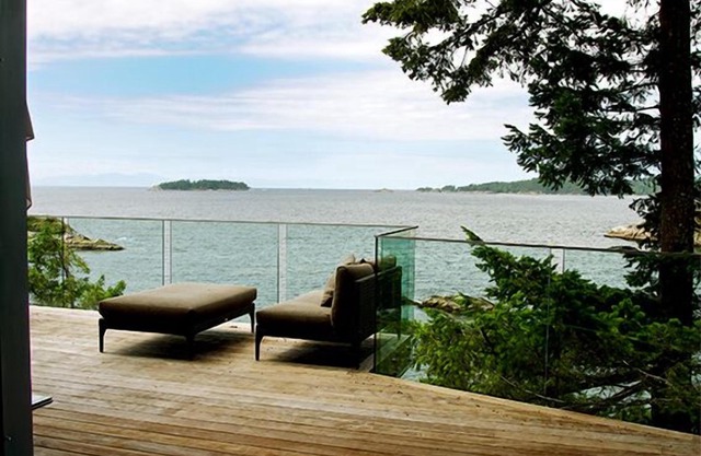 Bowen Island Boutique Beach House with Private Beach & Mooring