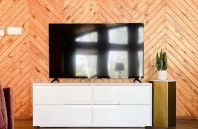 Bowerbird Stays Cozy Log Cabin