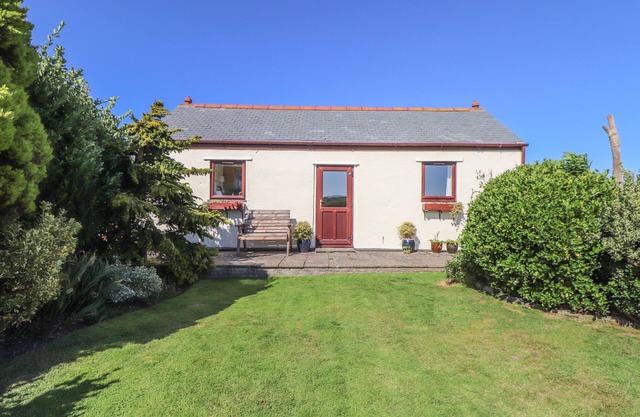 BOWLING GREEN COTTAGE, pet friendly, with open fire in Camborne