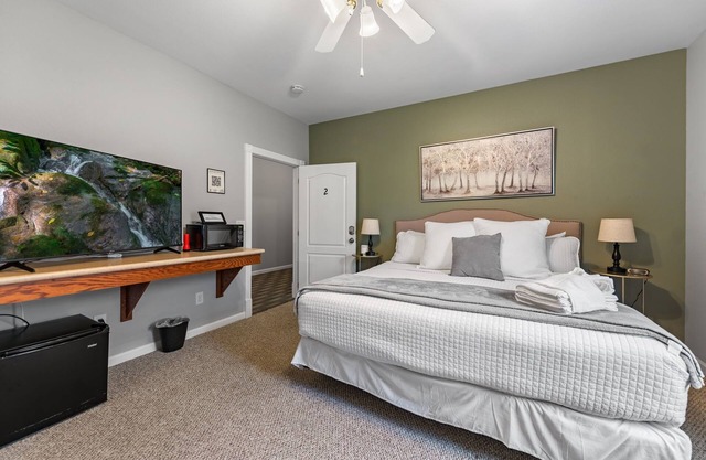*Box Car*Downtown Blue Ridge|Southern Charm Suites