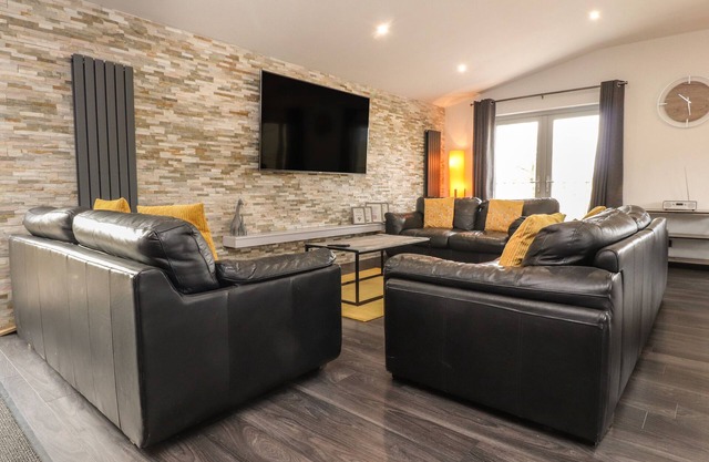 BOX TREE ESCAPES, family friendly, with hot tub in Kirkby Lonsdale