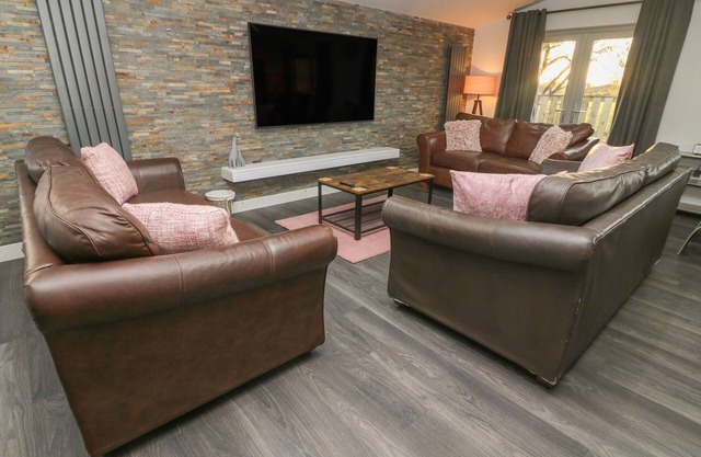 BOX TREE ESCAPES, family friendly, with hot tub in Kirkby Lonsdale