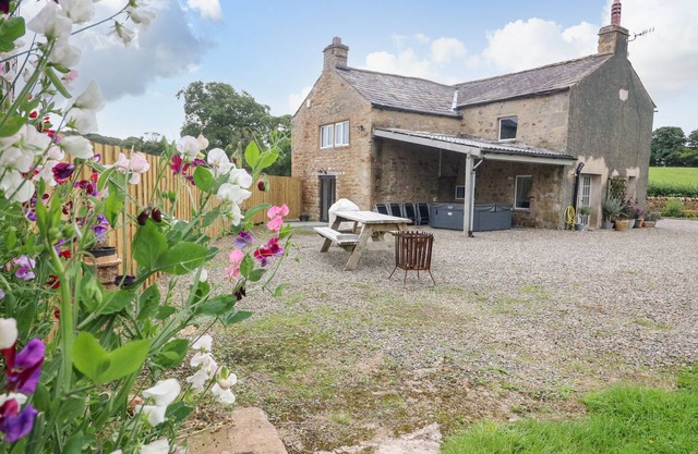BOX TREE FARM HOUSE, family friendly, with hot tub in Kirkby Lonsdale