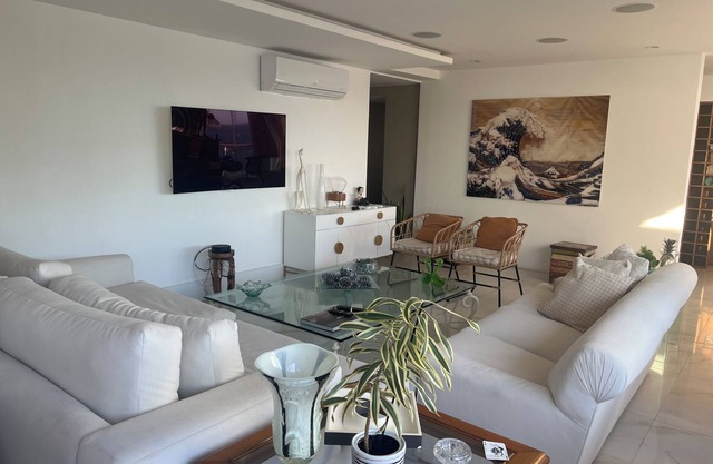 Penthouse facing the sea, building with services Opposite Pepê beach, nearby market