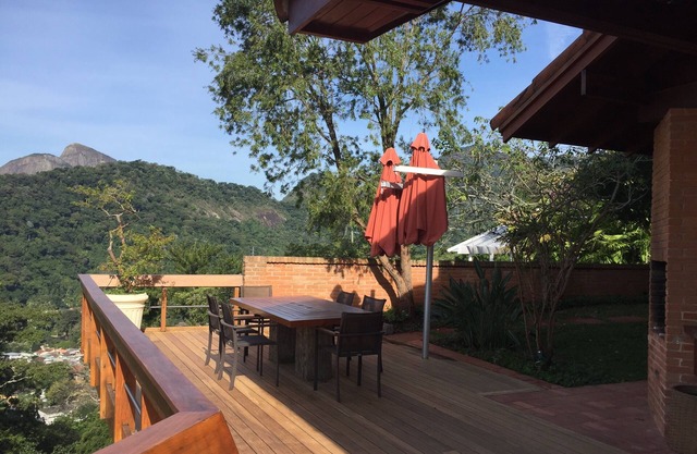 Magnificent Rio views in this unique large and cozy family home. Pets welcome.