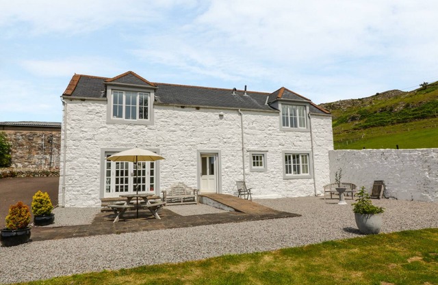 BRACKEN HOLIDAY COTTAGE, with a garden in Dalbeattie