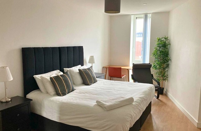 Bracknell Stunning, Two Bedroom (Two Bath) Apartment with Spectacular Views