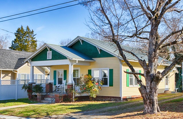 Bradley Cottage in the heart of "Mayberry"