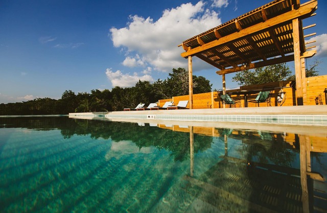 Brady Villa @ D6: Hike/Swim/Relax
