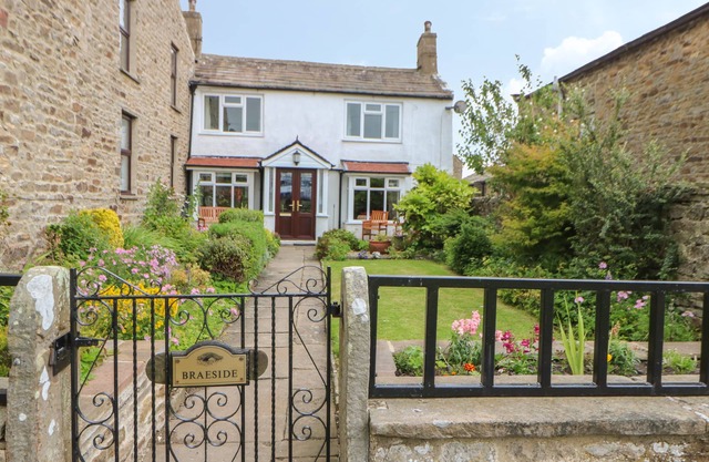 BRAESIDE, family friendly, character holiday cottage in Reeth