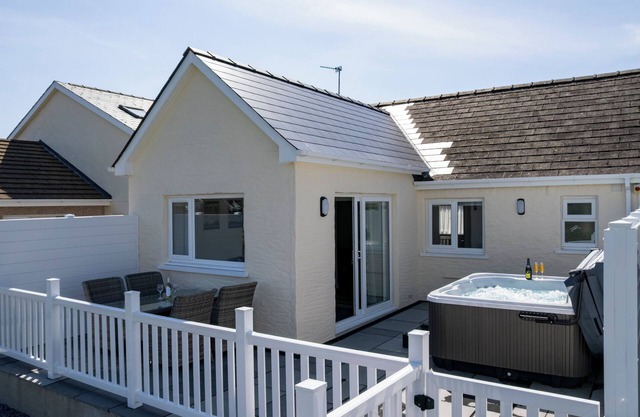 Bramble Cottage - Dog Friendly Cottage, Hot Tub