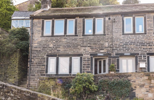 BRAMBLE COTTAGE, pet friendly in Holmfirth