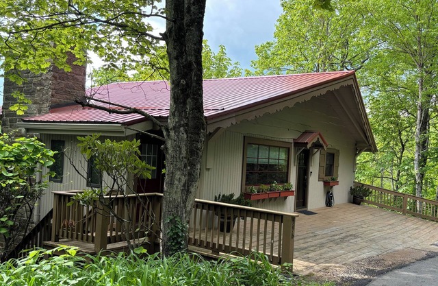 Bramble Cottage - Private retreat with huge Grandfather views in Blowing Rock