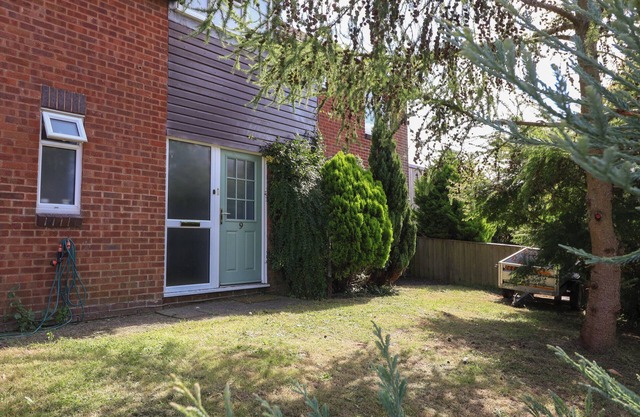 BRAMBLE END, pet friendly, with open fire in Frome