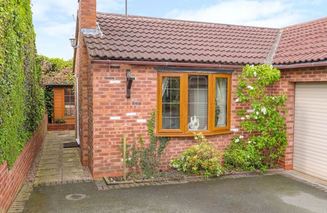 BRAMBLE GRANGE, family friendly, with hot tub in Overseal