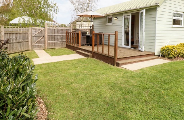 BRAMBLE, pet friendly, country holiday cottage in Banham